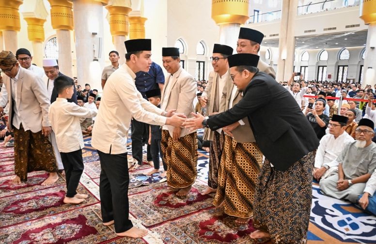 Gibran salat Idul Adha di Solo bersama keluarga Gibran salat Idul Adha di Solo bersama keluarga