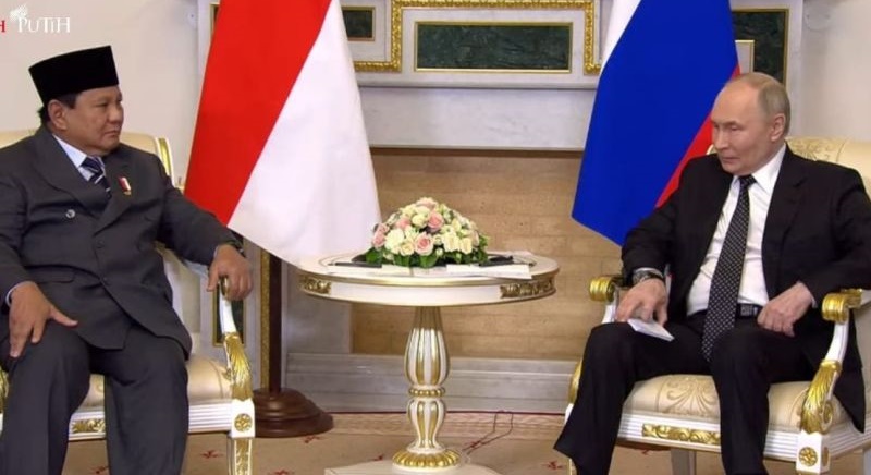 Putin sambut Prabowo di Istana: Senang bertemu di Saint Petersburg Putin sambut Prabowo di Istana: Senang bertemu di Saint Petersburg