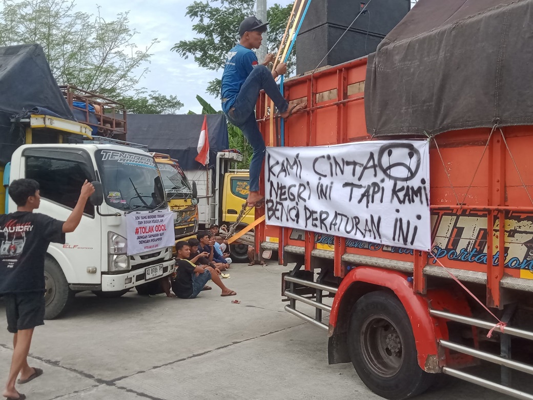 Ratusan sopir truk Boyolali berunjuk rasa di Alun-Alun Lor tolak RUU penertiban ODOL