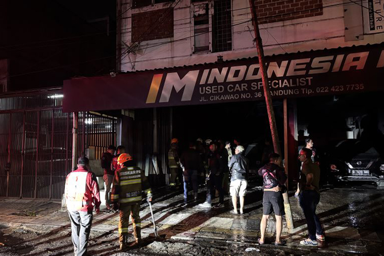 Kebakaran melanda ruang pamer mobil di Kota Bandung