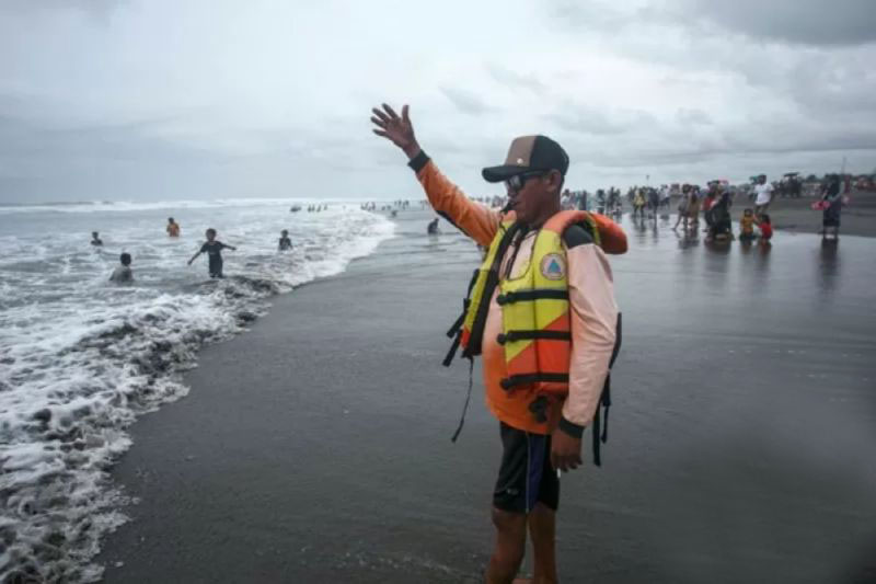 BMKG imbau waspada gelombang tinggi di laut selatan DIY hingga 25 Juni