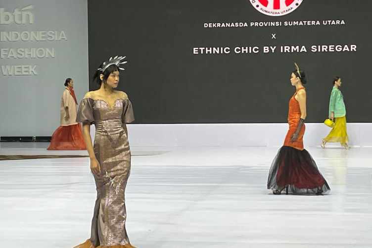 Koleksi busana dari wastra Karo ditampilkan di IFW 2025 Koleksi busana dari wastra Karo ditampilkan di IFW 2025
