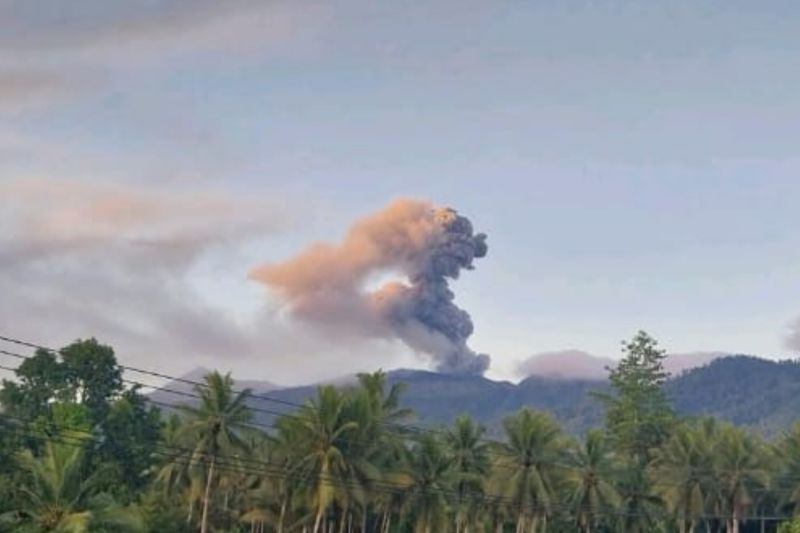 Gunung Dukono semburkan abu vulkanik setinggi 1.400 meter Gunung Dukono semburkan abu vulkanik setinggi 1.400 meter