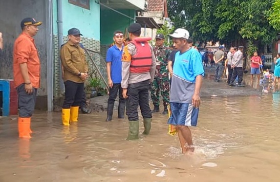 Polres Jombang kirim paket sembako untuk warga terdampak banjir di Kademangan Polres Jombang kirim paket sembako untuk warga terdampak banjir di Kademangan