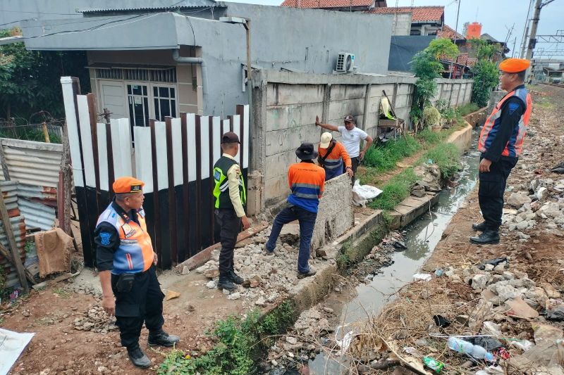 KAI Jakarta tutup 28 perlintasan liar kereta api pada tahun ini KAI Jakarta tutup 28 perlintasan liar kereta api pada tahun ini