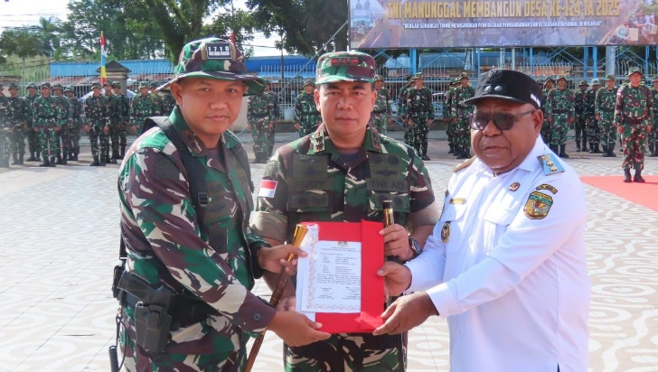 Dandim 1710/Mimika dan Pangdam XVII/Cenderawasih tutup TMMD Reg Ke-124 Dandim 1710/Mimika dan Pangdam XVII/Cenderawasih tutup TMMD Reg Ke-124