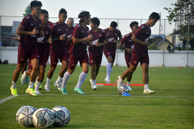PSM Makassar benahi kualitas lapangan latihan Stadion Kalegowa PSM Makassar benahi kualitas lapangan latihan Stadion Kalegowa