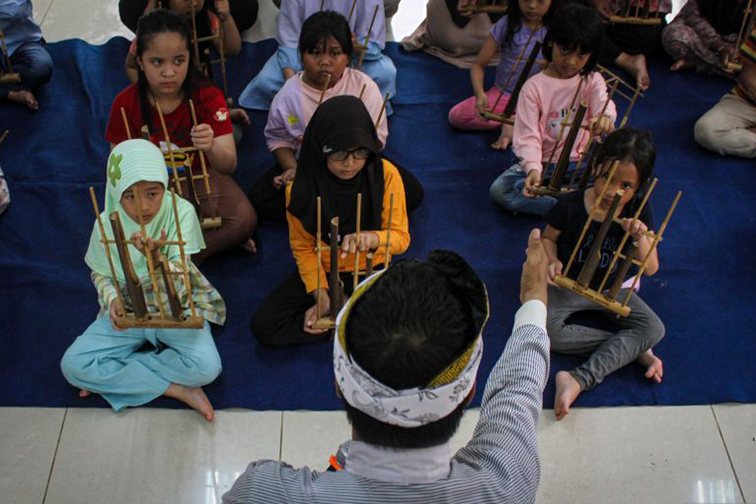 Musik dapat menunjang perkembangan otak anak