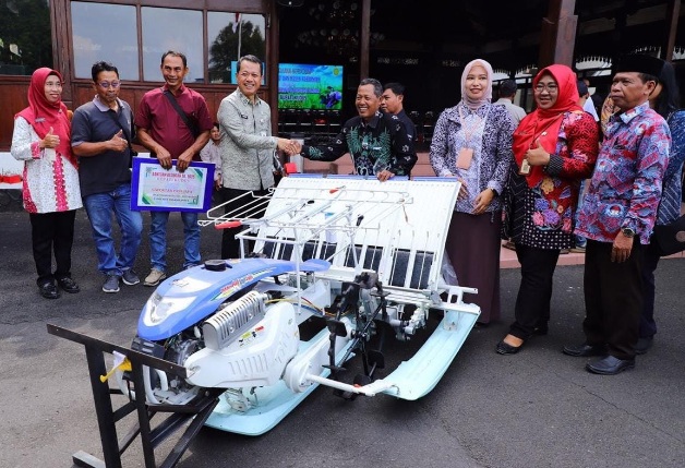 Wujudkan swasembada pangan, Bupati Kudus serahkan alsintan kepada kelompok tani Wujudkan swasembada pangan, Bupati Kudus serahkan alsintan kepada kelompok tani
