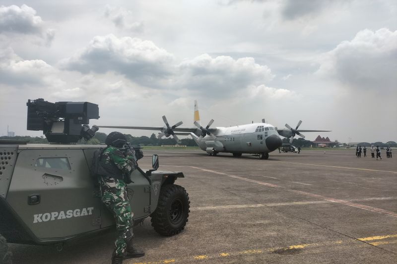Kopasgat TNI AU diterjunkan untuk evakuasi penumpang Saudi Airlines Kopasgat TNI AU diterjunkan untuk evakuasi penumpang Saudi Airlines