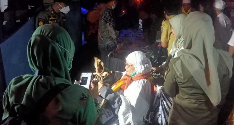 Jamaah haji Salatiga disambut suka cita anggota keluarga Jamaah haji Salatiga disambut suka cita anggota keluarga