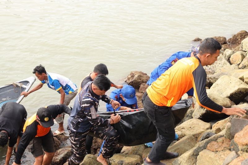 TNI AL evakuasi jenazah pemancing tenggelam di Tanjung Sengkuang TNI AL evakuasi jenazah pemancing tenggelam di Tanjung Sengkuang