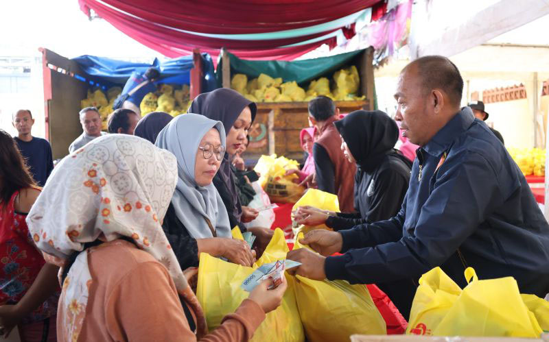 Warga serbu 1.000 paket sembako murah Polda Babel