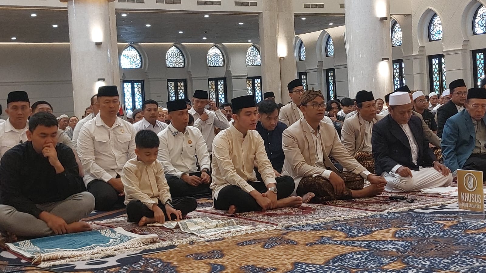 Wapres Gibran sholat Idul Adha dan sumbang sapi 1 ton di Masjid Raya Sheikh Zayed Solo Wapres Gibran sholat Idul Adha dan sumbang sapi 1 ton di Masjid Raya Sheikh Zayed Solo