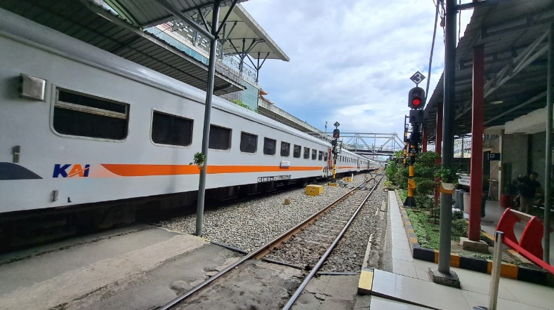 Pelaku pelemparan terhadap kereta api dapat dikenai pidana penjara seumur hidup Pelaku pelemparan terhadap kereta api dapat dikenai pidana penjara seumur hidup