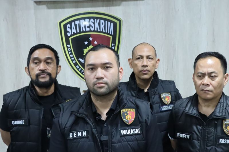 Dua penipu bermodus polisi gadungan beri perlawanan saat ditangkap Dua penipu bermodus polisi gadungan beri perlawanan saat ditangkap