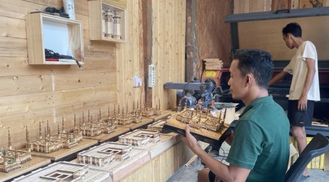 Perajin asal Serang olah limbah kayu jadi kerajinan miniatur Perajin asal Serang olah limbah kayu jadi kerajinan miniatur