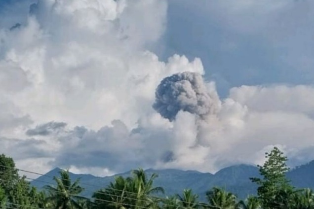 Gunung Dukono dua kali erupsi dalam sehari Gunung Dukono dua kali erupsi dalam sehari