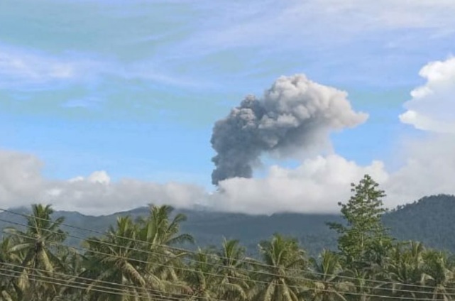 Gunung Dukono di Halmahera Utara erupsi Gunung Dukono di Halmahera Utara erupsi