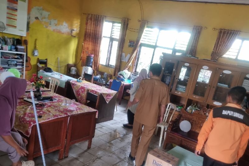 Kantor kecamatan dan sekolah di kabupaten Serang tergenang banjir