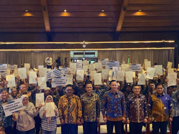 Kementerian Transmigrasi serahkan sertipikat tanah kepada 64 Kementerian Transmigrasi serahkan sertipikat tanah kepada 64
