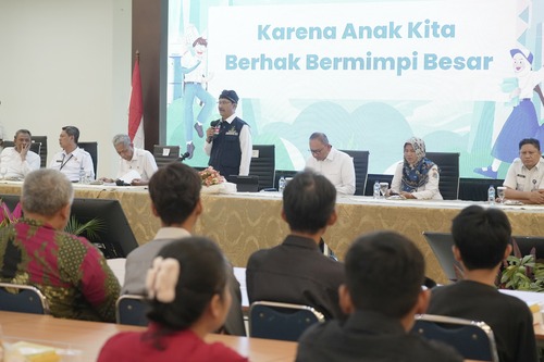 Dialog haru Gus Ipul-orangtua siswa Sekolah Rakyat Margaguna