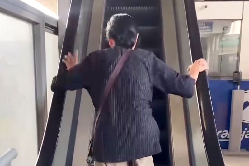 Transjakarta perbaiki eskalator Halte Cipulir yang rusak Transjakarta perbaiki eskalator Halte Cipulir yang rusak