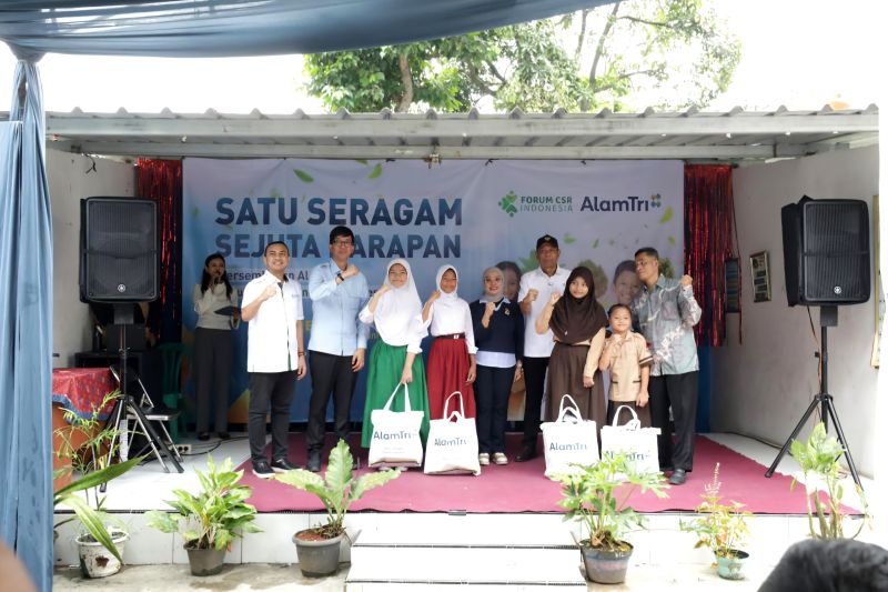 Wamensos salurkan 10.000 paket seragam sekolah Wamensos salurkan 10.000 paket seragam sekolah