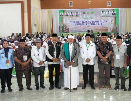 Suasana haru sambut kedatangan jemaah haji Kloter 10 Debarkasi Medan Suasana haru sambut kedatangan jemaah haji Kloter 10 Debarkasi Medan
