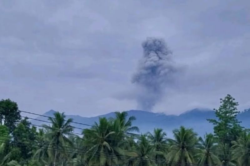 Gunung Dukono erupsi semburkan abu vulkanik setinggi 1.550 meter Gunung Dukono erupsi semburkan abu vulkanik setinggi 1.550 meter