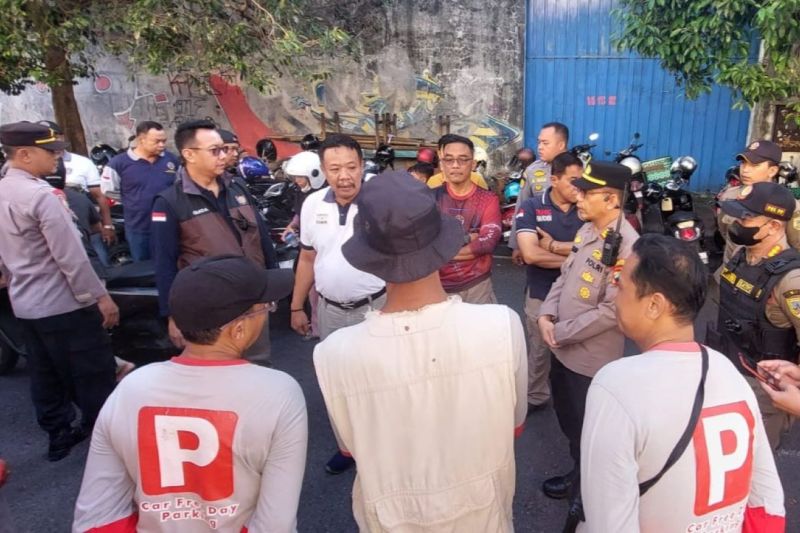 Polres Kudus tindak juru parkir liar yang tarik tarif diluar aturan Polres Kudus tindak juru parkir liar yang tarik tarif diluar aturan