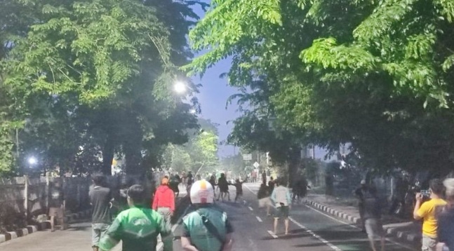 Satu tewas akibat tawuran bersenjata tajam dan bom molotov di Jaktim Satu tewas akibat tawuran bersenjata tajam dan bom molotov di Jaktim