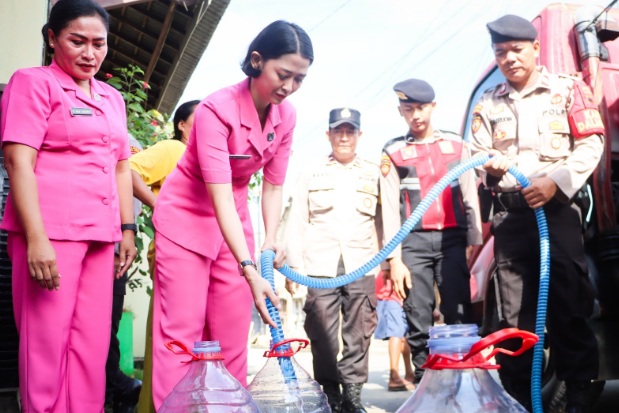 Polres Tegal Kota salurkan bantuan air bersih dan tandon ke Kelurahan Panggung Polres Tegal Kota salurkan bantuan air bersih dan tandon ke Kelurahan Panggung
