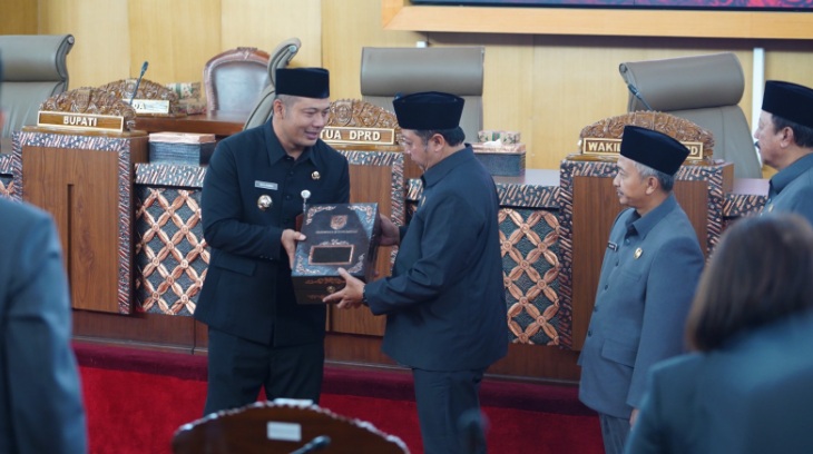 Bupati Agus sampaikan Ranperda Pertanggungjawaban APBD 2024 Bupati Agus sampaikan Ranperda Pertanggungjawaban APBD 2024