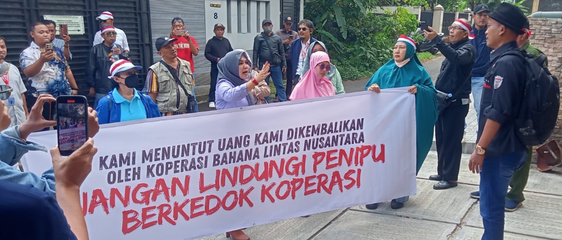 Anggota Koperasi BLN geruduk rumah pimpinan minta uang simpanan dikembalikan Anggota Koperasi BLN geruduk rumah pimpinan minta uang simpanan dikembalikan