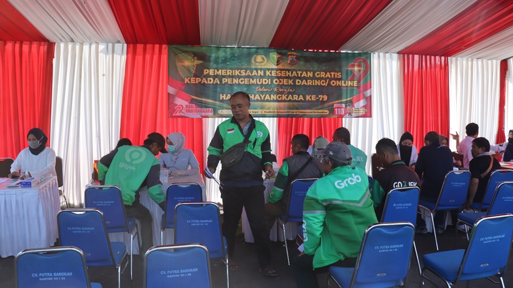 Rayakan HUT Bhayangkara ke-79, Polres Tegal periksa kesehatan pengemudi ojek Rayakan HUT Bhayangkara ke-79, Polres Tegal periksa kesehatan pengemudi ojek