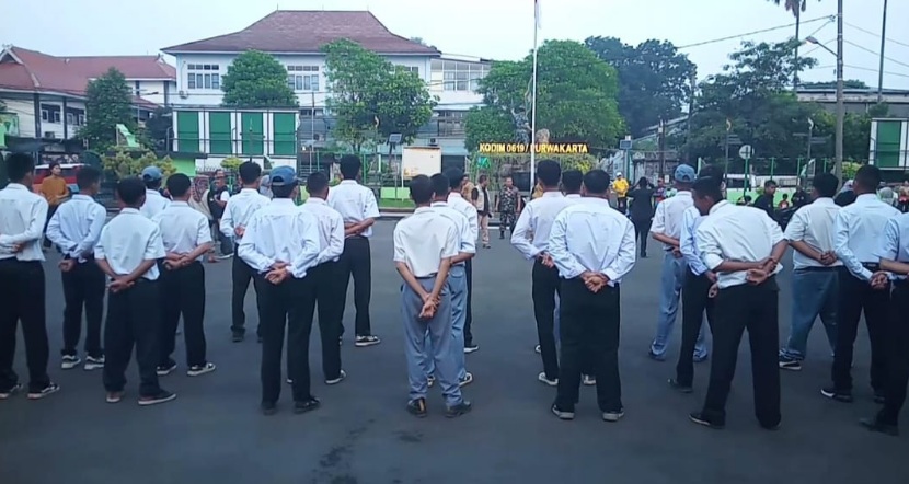 Bupati Purwakarta kembali berangkatkan siswa bermasalah ke barak militer Bupati Purwakarta kembali berangkatkan siswa bermasalah ke barak militer
