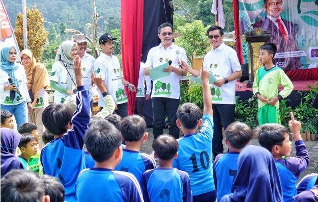 Persoalan sampah cukup sampai tingkat desa Persoalan sampah cukup sampai tingkat desa