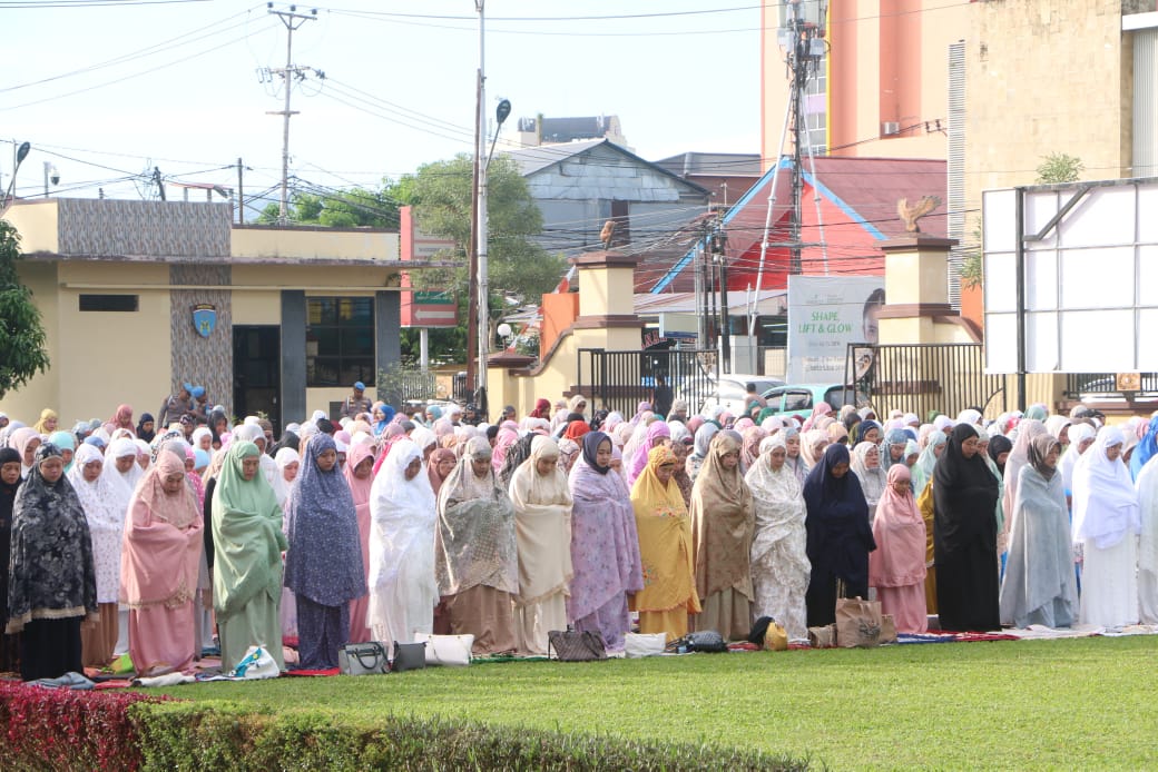 Polda Sulut gelar sholat Idul Adha 1446 H  di lapangan upacara Mapolda