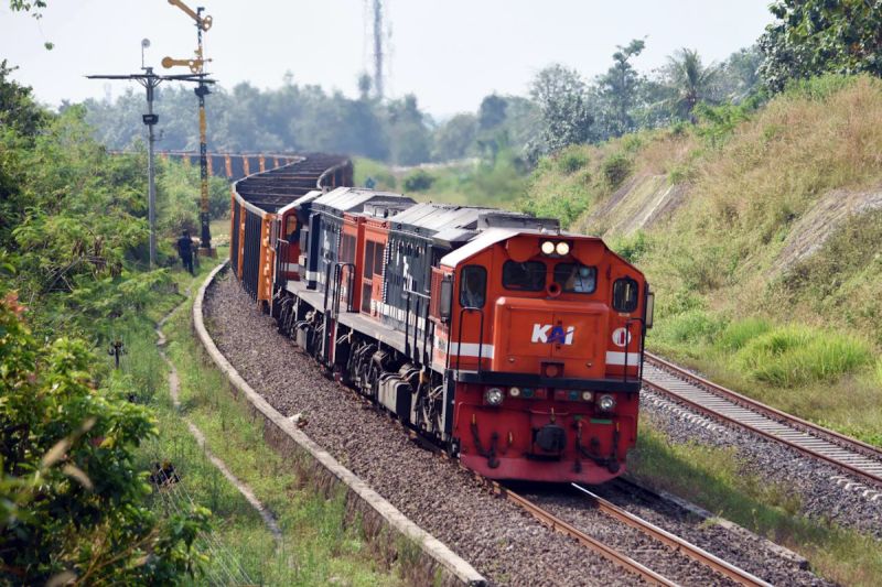 KAI angkut 27,73 juta ton barang perkuat logistik nasional KAI angkut 27,73 juta ton barang perkuat logistik nasional