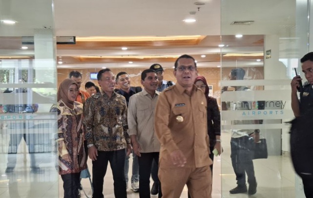 Pesawat yang ditumpangi Mendukbangga gagal mendarat di Larantuka Pesawat yang ditumpangi Mendukbangga gagal mendarat di LarantukaÂ