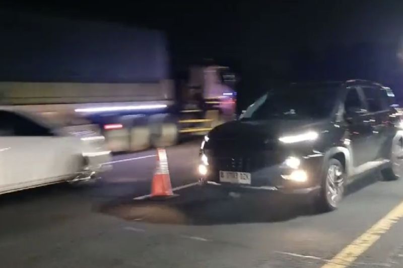 Contraflow diberlakukan di Tol Jakarta-Cikampek arah Jakarta Contraflow diberlakukan di Tol Jakarta-Cikampek arah Jakarta