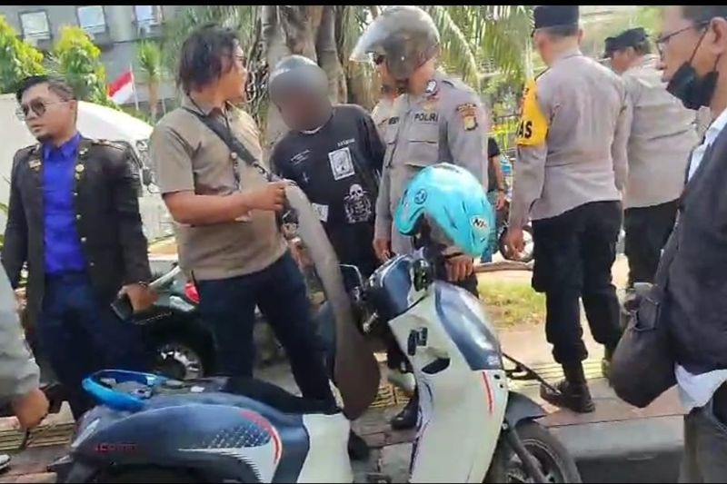 Viral diduga debt collector rampas kendaraan di Stasiun Whoosh Halim Viral diduga debt collector rampas kendaraan di Stasiun Whoosh Halim