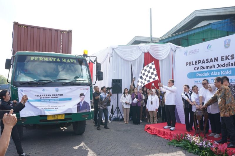 Mendag lepas ekspor alas kaki ke Kuwait senilai Rp618 juta Mendag lepas ekspor alas kaki ke Kuwait senilai Rp618 juta