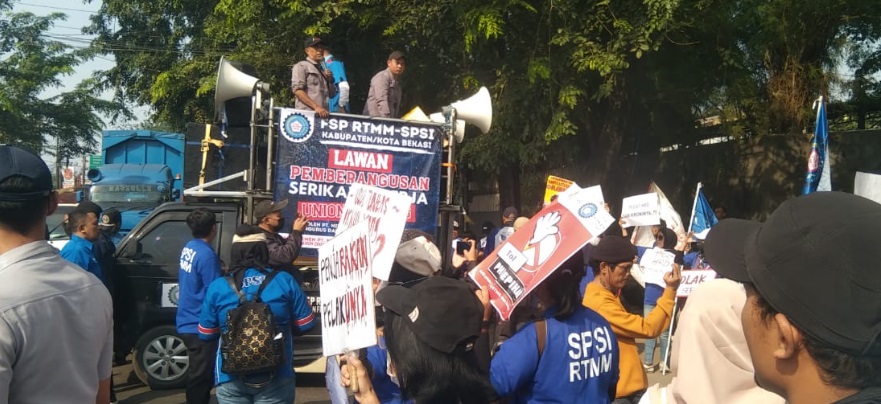 Diduga PHK sepihak, pekerja PT Nirwana Lestari di Bekasi gelar aksi unjuk rasa Diduga PHK sepihak, pekerja PT Nirwana Lestari di Bekasi gelar aksi unjuk rasa