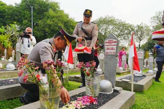 Jelang Hari Bhayangkara, Kapolri ziarah ke Makam BJ Habibie hingga Hoegeng Jelang Hari Bhayangkara, Kapolri ziarah ke Makam BJ Habibie hingga Hoegeng