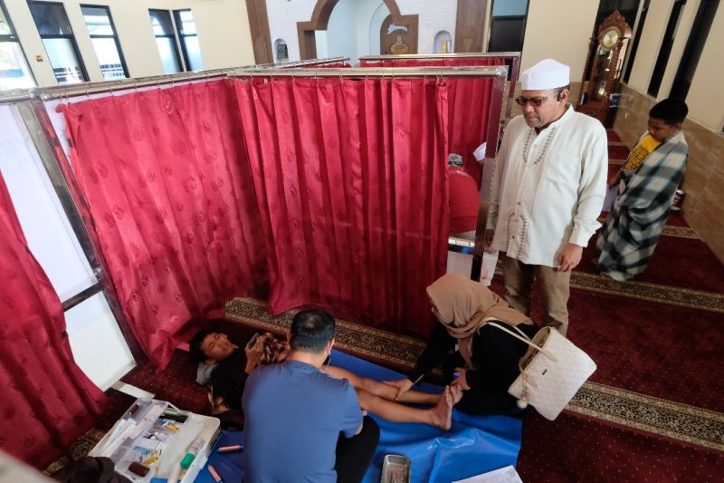 PLN UIP Sulawesi salurkan 770 kg daging kurban dan khitan massal