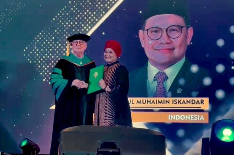 Menko PM terima doktor kehormatan dari Universitas Bodhisastra Florida Menko PM terima doktor kehormatan dari Universitas Bodhisastra Florida
