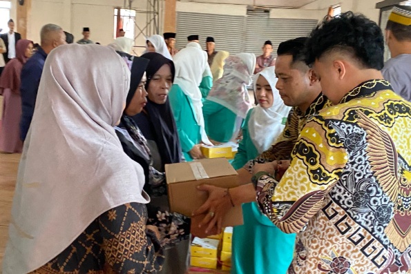 Rajut ukhuwah jelang Idul Adha 2025, Densus 88 berbagi sembako di Sukabumi Rajut ukhuwah jelang Idul Adha 2025, Densus 88 berbagi sembako di Sukabumi