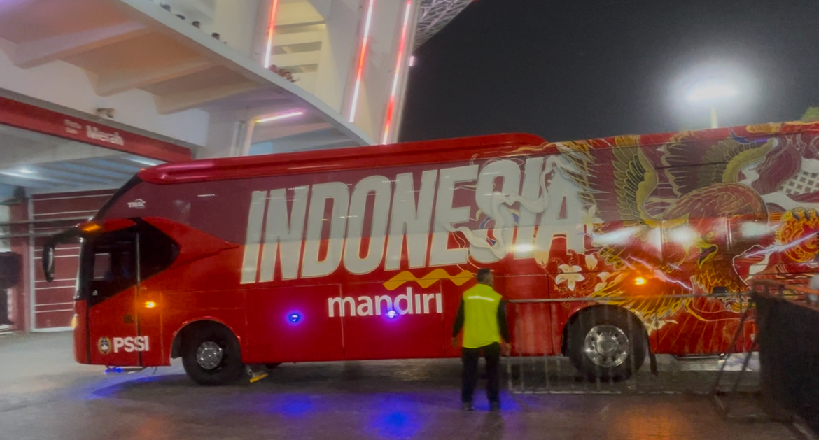 Kedatangan Bus Timnas Indonesia dan China di Gelora Bung Karno